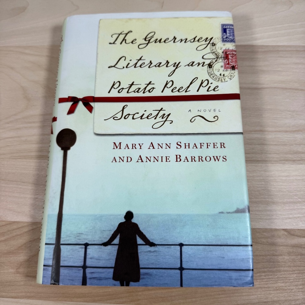 THE GUERNSEY LITERARY AND POTATO PEEL SOCIETY in Hardcover